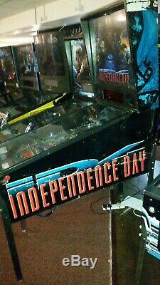 SEGA INDEPENDENCE DAY ID4 arcade pinball good working order LEDs RARE game