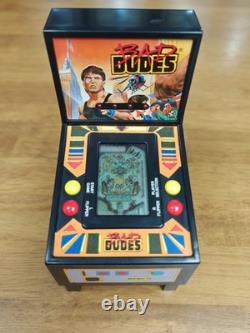 1983 Remco BAD DUDES Jeu de Flipper LCD Incliné En Boîte Très Rare Fonctionnel Cadeau Rétro