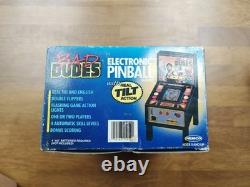 1983 Remco BAD DUDES Jeu de Flipper LCD Incliné En Boîte Très Rare Fonctionnel Cadeau Rétro