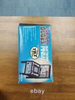 1983 Remco BAD DUDES Jeu de Flipper LCD Incliné En Boîte Très Rare Fonctionnel Cadeau Rétro