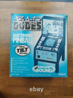 1983 Remco BAD DUDES Jeu de Flipper LCD Incliné En Boîte Très Rare Fonctionnel Cadeau Rétro
