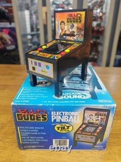 1983 Remco BAD DUDES Jeu de Flipper LCD Incliné En Boîte Très Rare Fonctionnel Cadeau Rétro