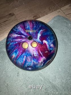 2 boules de bowling en ébonite Maxim de 14 lb et 8 lb avec sac à roulettes