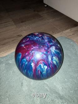 2 boules de bowling en ébonite Maxim de 14 lb et 8 lb avec sac à roulettes