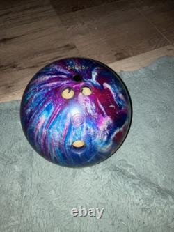 2 boules de bowling en ébonite Maxim de 14 lb et 8 lb avec sac à roulettes