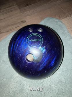 2 boules de bowling en ébonite Maxim de 14 lb et 8 lb avec sac à roulettes