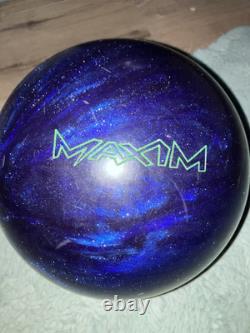 2 boules de bowling en ébonite Maxim de 14 lb et 8 lb avec sac à roulettes