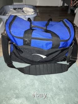 2 boules de bowling en ébonite Maxim de 14 lb et 8 lb avec sac à roulettes