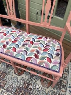 Banc deux places peint en Farrow and Ball Rouge Terre avec assise à motif rétro