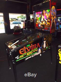 Elvira Et The Party Monsters Pinball Machine Led's Très Nice