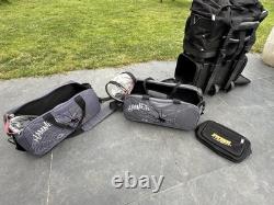 Ensemble de boules de bowling avec sacs de transport et divers articles