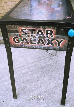 Flipper Électronique De Star Galaxy Sur Le Stand Avec Des Palmes D'arcade (wh 4336)
