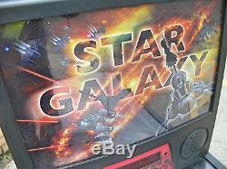 Flipper Électronique De Star Galaxy Sur Le Stand Avec Des Palmes D'arcade (wh 4336)