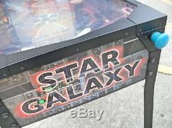 Flipper Électronique De Star Galaxy Sur Le Stand Avec Des Palmes D'arcade (wh 4336)