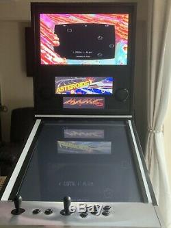Flipper Vidéo Virtuelle Écran Génial 3 Et Machine D'arcade Rétro.