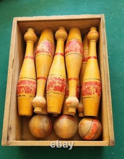 Jeu de bowling antique en bois de 8 pouces avec 10 quilles et 3 boules dans sa boîte, sans couvercle