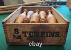 Jeu de bowling antique en bois de 8 pouces avec 10 quilles et 3 boules dans sa boîte, sans couvercle