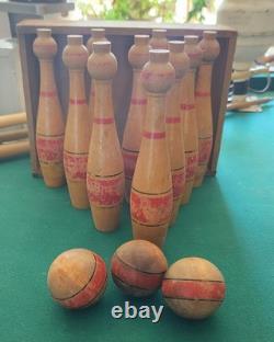 Jeu de bowling antique en bois de 8 pouces avec 10 quilles et 3 boules dans sa boîte, sans couvercle
