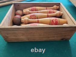 Jeu de bowling antique en bois de 8 pouces avec 10 quilles et 3 boules dans sa boîte, sans couvercle