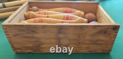 Jeu de bowling antique en bois de 8 pouces avec 10 quilles et 3 boules dans sa boîte, sans couvercle