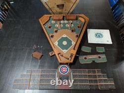 Jeu de flipper en bois vintage des Chicago Cubs classique, grande taille, ancien siècle.