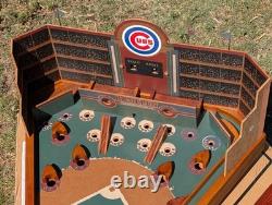 Jeu de flipper en bois vintage des Chicago Cubs classique, grande taille, ancien siècle.