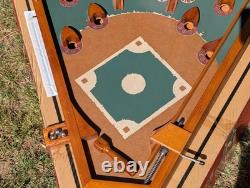 Jeu de flipper en bois vintage des Chicago Cubs classique, grande taille, ancien siècle.