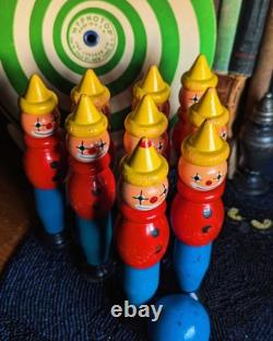 Jeu de quilles en bois vintage rare des années 1940 avec clowns, 9 quilles, balle, jouets et curiosités