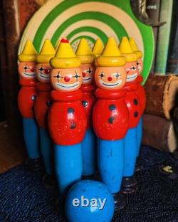 Jeu de quilles en bois vintage rare des années 1940 avec clowns, 9 quilles, balle, jouets et curiosités