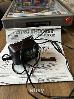 Jeu de table électronique rare VTG TOMY Astro Shooter Pinball fonctionnant avec des câbles