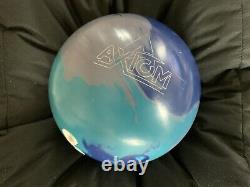 La boule de bowling Axiom Storm Tenpin 15 lb a été percée auparavant.