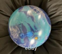 La boule de bowling Axiom Storm Tenpin 15 lb a été percée auparavant.