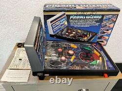 La traduction en français de ce titre est :  <br/>'Flipper vintage Boxed Grandstand Pinball Wizard des années 1980 entièrement fonctionnel.'