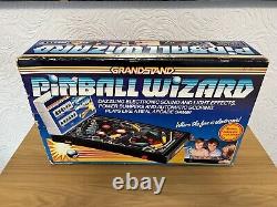 La traduction en français de ce titre est :  <br/>'Flipper vintage Boxed Grandstand Pinball Wizard des années 1980 entièrement fonctionnel.'
