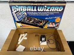 La traduction en français de ce titre est : <br/>
'Flipper vintage Boxed Grandstand Pinball Wizard des années 1980 entièrement fonctionnel.'