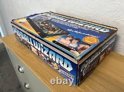 La traduction en français de ce titre est : <br/>
	'Flipper vintage Boxed Grandstand Pinball Wizard des années 1980 entièrement fonctionnel.'