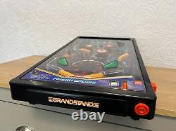 La traduction en français de ce titre est :    
 <br/>'Flipper vintage Boxed Grandstand Pinball Wizard des années 1980 entièrement fonctionnel.'