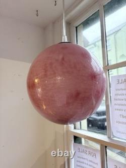 Lustre en verre en forme de boule rose soufflé à la main en Crète par Opsidianos