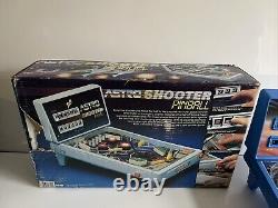 Machine à flipper électronique Tomy Astro Shooter Table Top en très bon état de fonctionnement / Importation des États-Unis BLEU