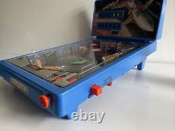 Machine à flipper électronique Tomy Astro Shooter Table Top en très bon état de fonctionnement / Importation des États-Unis BLEU