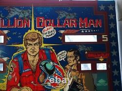 Machine de flipper Bally rare Six Million Dollar Man de 1978 avec une vitre arrière presque parfaite