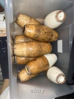 Neuf quilles en bois et ensemble de trois boules en bois