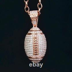 Pendentif de charme de balle de rugby en diamant simulé coupé rond de 2,00 ct plaqué or rose 14 carats.