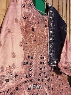 Robe de mariée rose miroir avec dubata et pantalon.