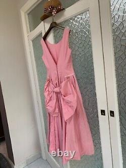 Robe de princesse vintage Laura Ashley longue avec boutons dans le dos et grand nœud rose.