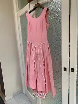 Robe de princesse vintage Laura Ashley longue avec boutons dans le dos et grand nœud rose.