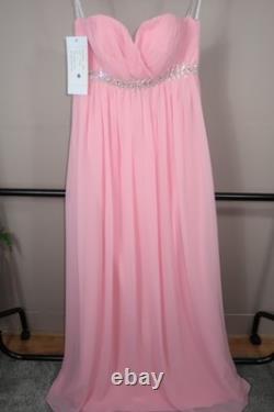 Robe de soirée en chiffon rose bébé Mark Lesley avec ceinture perlée.