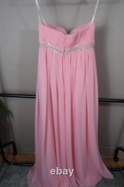 Robe de soirée en chiffon rose bébé Mark Lesley avec ceinture perlée.