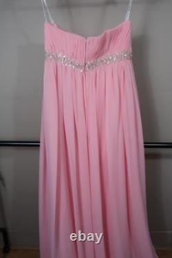 Robe de soirée en chiffon rose bébé Mark Lesley avec ceinture perlée.